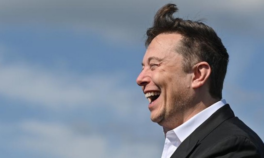 Elon Musk became the richest man in the world and poked fun at Jeff Bezos about it