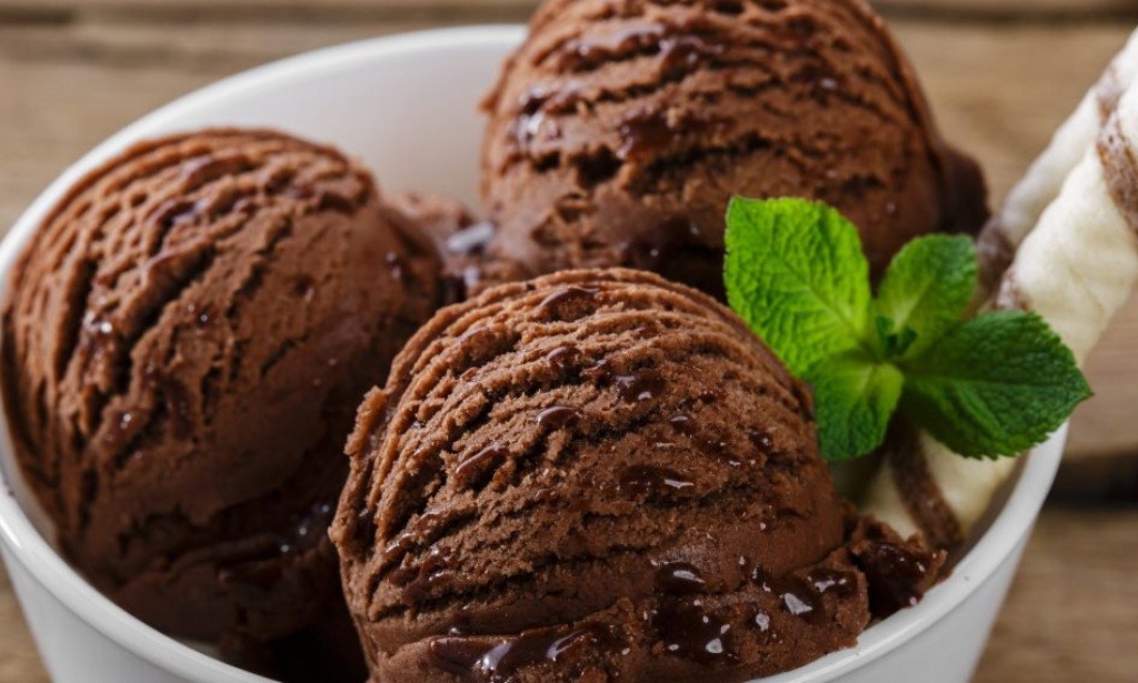 How to make chocolate ice cream quickly and easily at home?