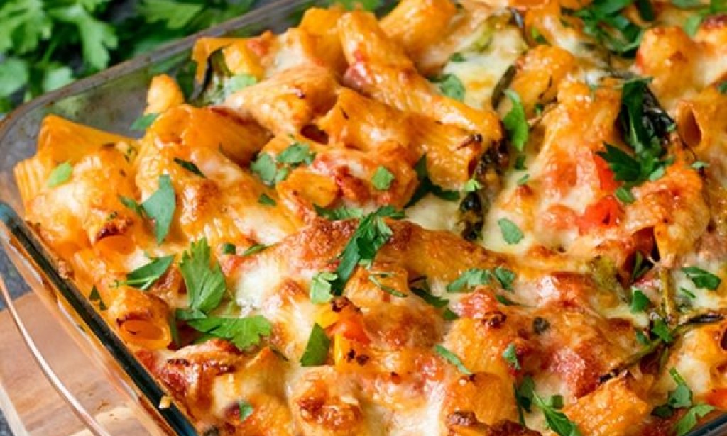 Pasta casserole with vegetables and ham