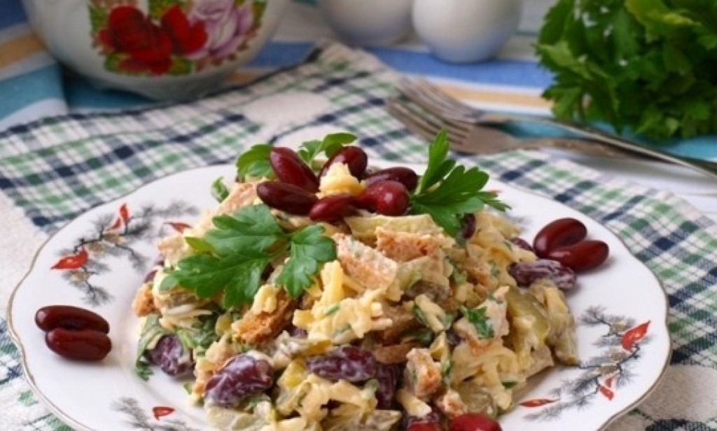 Salad with beans and croutons