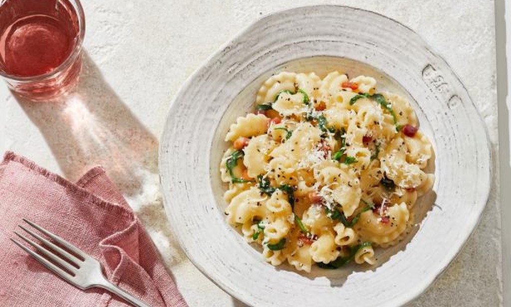 Cacho-e pepe pasta with pancetta and arugula