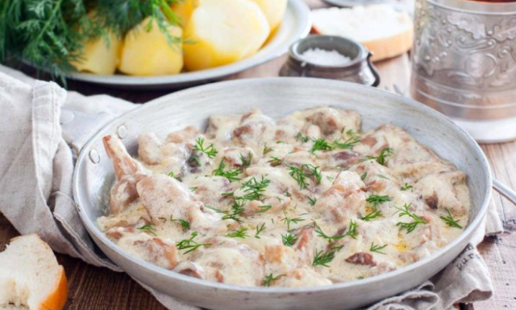 Mushrooms in sour cream with greased potatoes