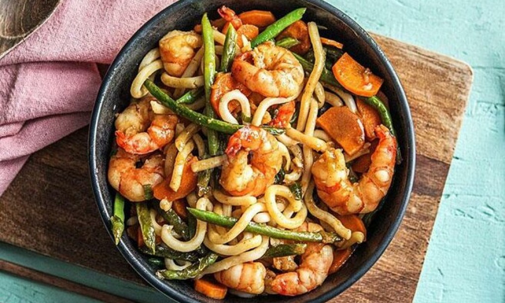 Pasta with shrimp in cream sauce