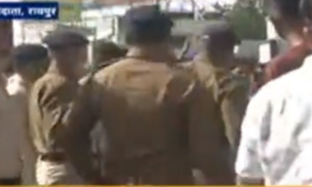 पेट्रोल- डीजल में वैट कम करने की मांग को लेकर भाजपा का प्रदर्शन , कार्यकर्ताओं का पुलिस के साथ हूआ झड़प