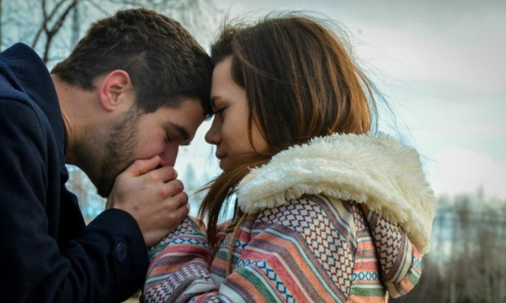 What to Give a Girl for the Anniversary of the Relationship: Gift Ideas