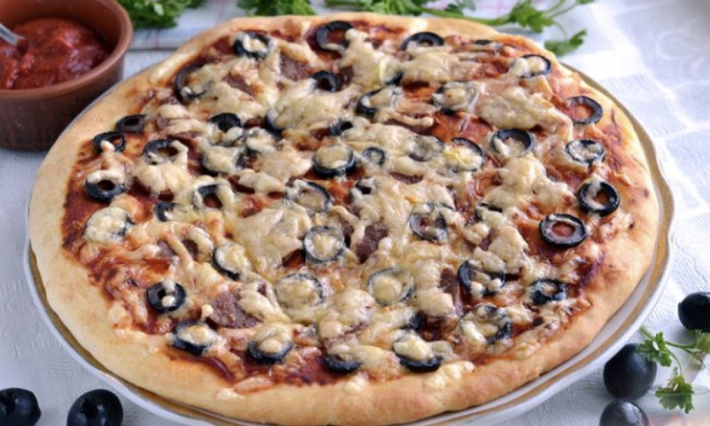 Quick pizza with sausage and cheese