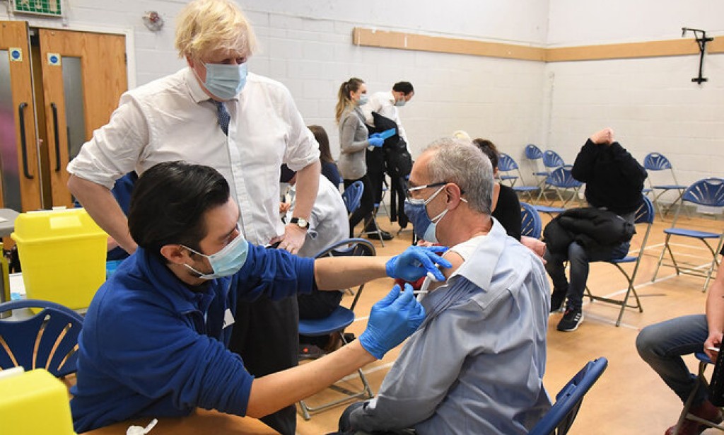 The first patient with the Omicron strain died in the UK